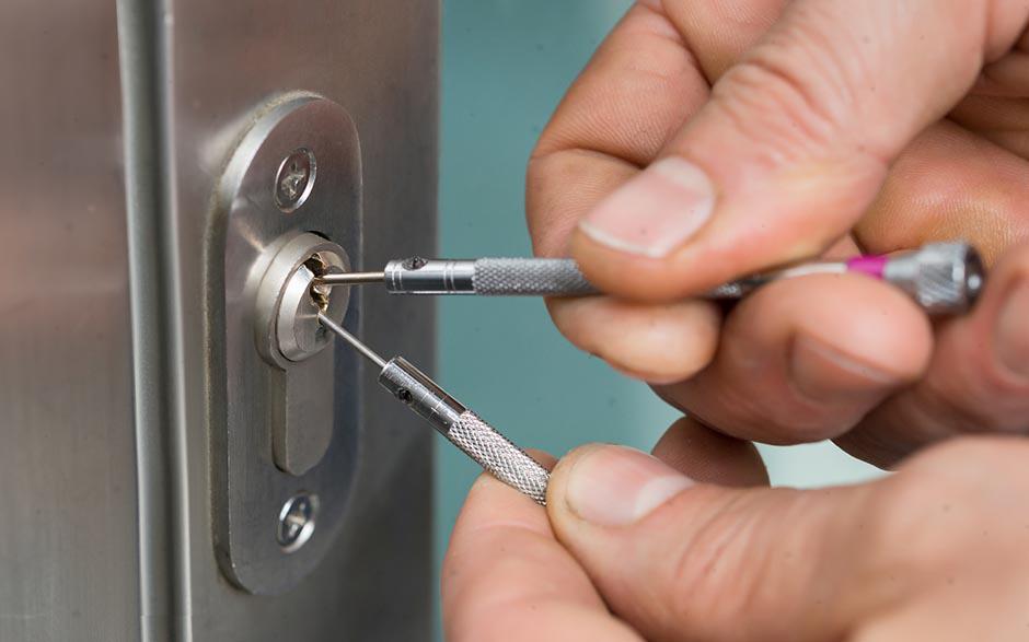 serrurier pour ouverture de porte coincée Paris 10
